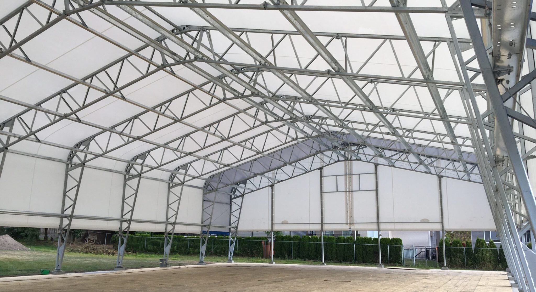 toile vs. acier : 4 avantages clés des structures toile